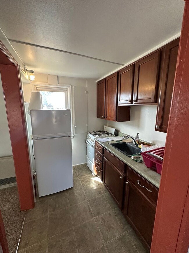 Building Photo - 2 BEDROOM, 1 BATHROOM SINGLE FAMILY HOME