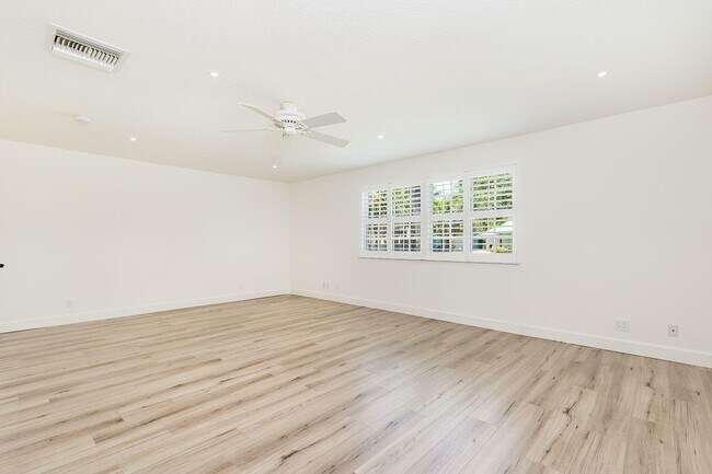 Building Photo - 120 Miramar Way