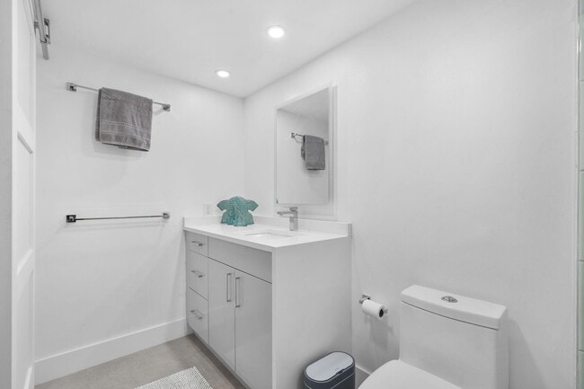 Building Photo - 511 Bayshore Dr