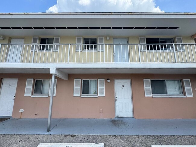 Building Photo - 1501 Crescent Cir