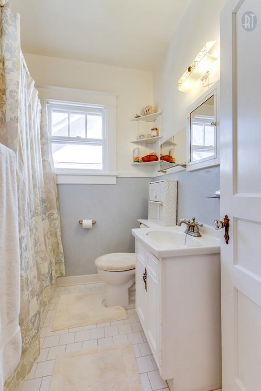 Building Photo - 3 Bed, 1.5 Bath Home with Backyard and Ple...