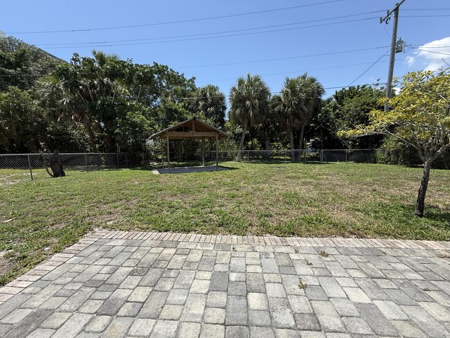 Building Photo - 140 Date Palm Dr