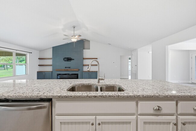 Building Photo - 5810 Crestlake Dr