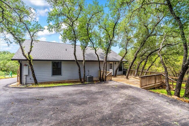 Building Photo - 408 Breezing Ln