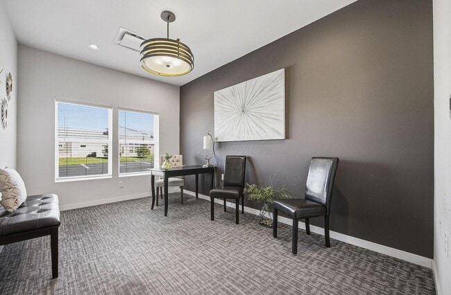 Building Photo - 933 Persimmon Ln