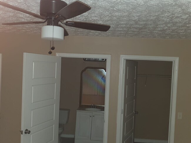 Building Photo - 5104 Fairington Ridge Cir