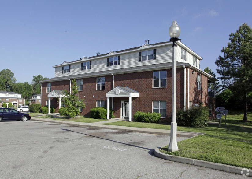 Primary Photo - Parkway Commons Apartments