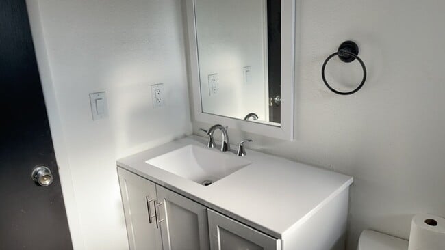 Building Photo - Modern 2-Bedroom Duplex with New Kitchen &...
