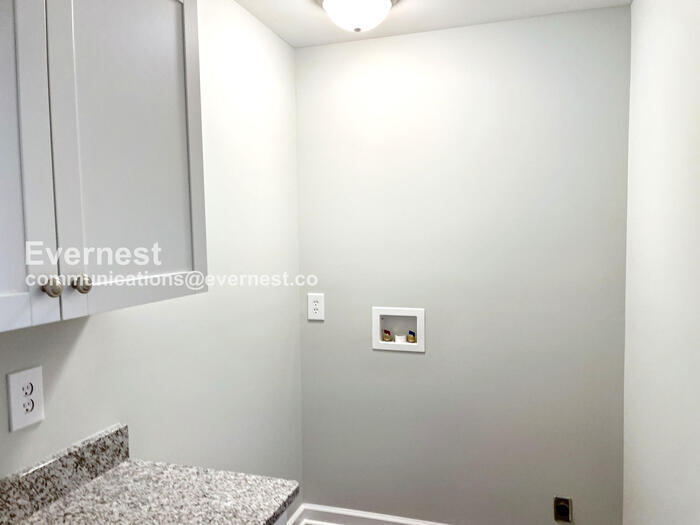 Building Photo - 1003 Oleander Dr