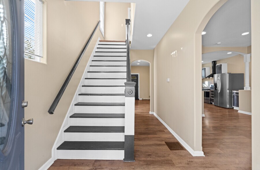 Building Photo - 873 E Livingston Ave