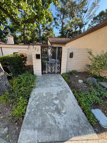 Building Photo - 322 S Vista Del Canon