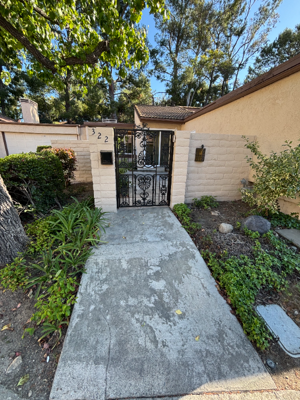 Building Photo - 322 S Vista Del Canon