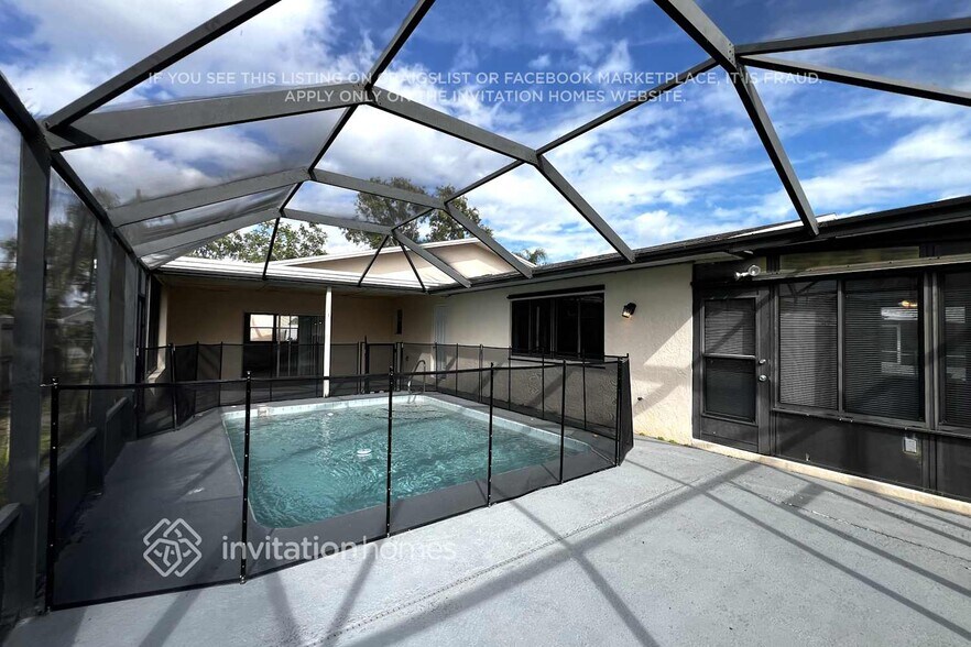 Building Photo - 832 SE Thornhill Dr