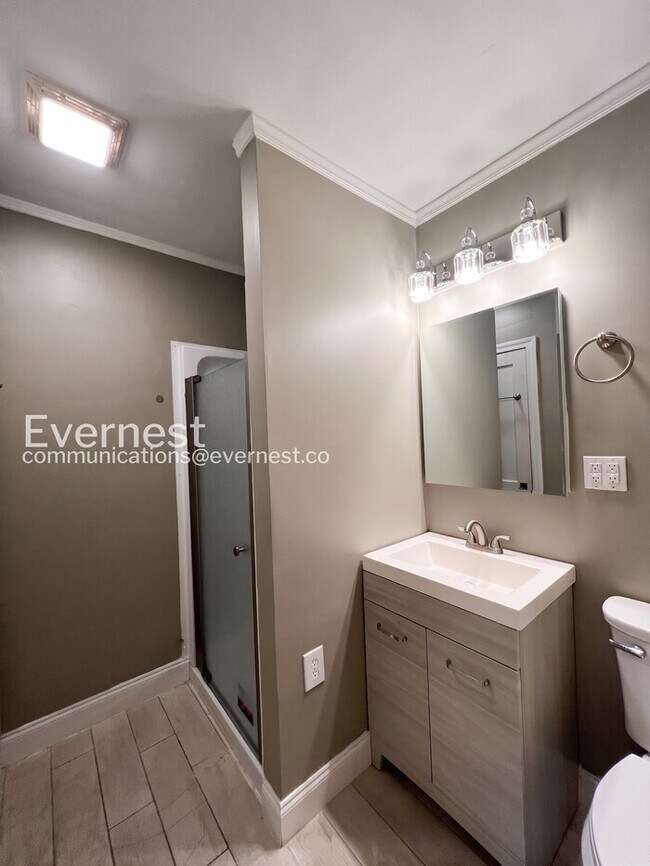 Building Photo - 5 Bed/4 Bath Home with Fenced Yard / Available Now!