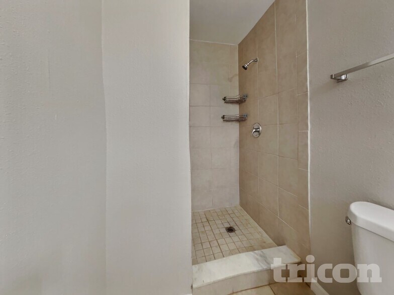 Building Photo - 1430 Thames Ln