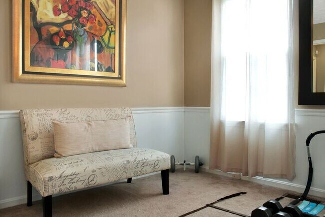 Building Photo - Charming 3-Bedroom, 2.5 Bath SFH with Fron...