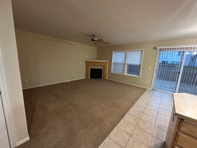 Building Photo - 2 Bedroom, 2.5 bath townhome in West Pasco with Bonus Office space