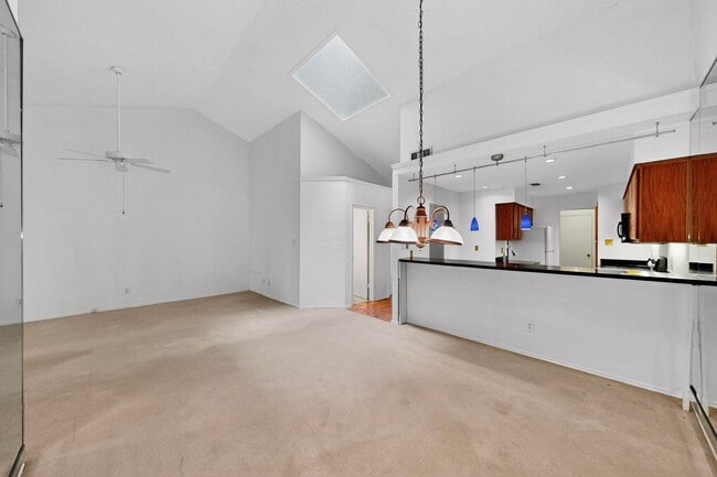 Building Photo - Spacious Townhome with Lake Views on a Pri...