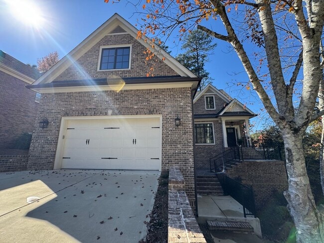 Building Photo - Grandeur Brick 4/3.5 with Bonus Room in Th...