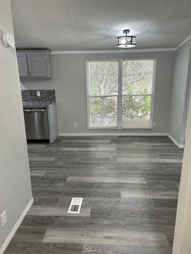 Building Photo - 508 Walnut Way