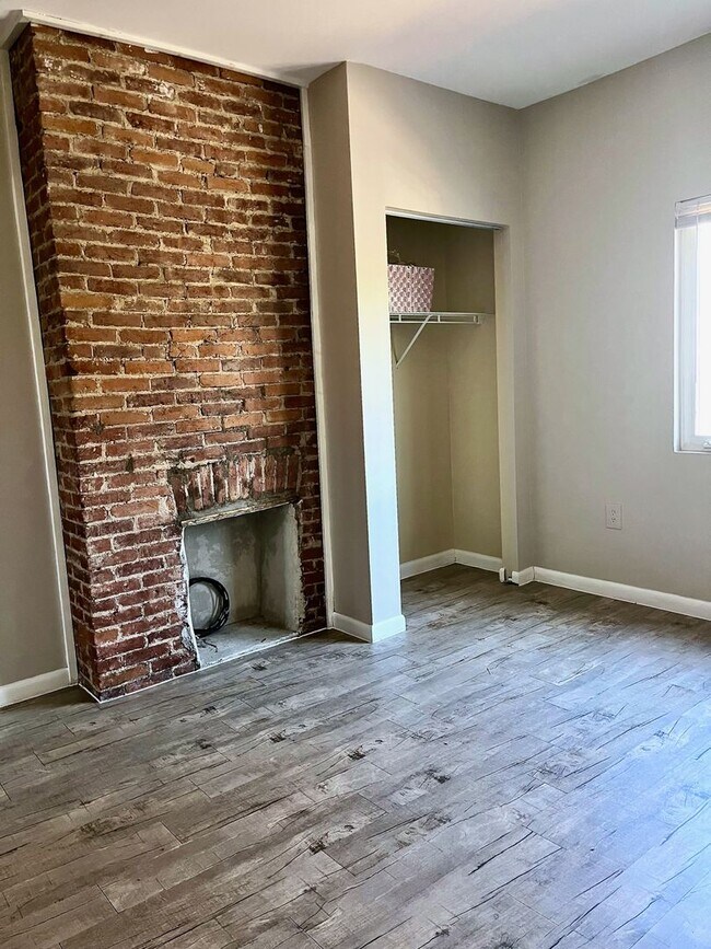 Building Photo - *** Amazing Apartment in Mt. Washington * Pet Friendly * Duplex style * Available Now * Spacious ...