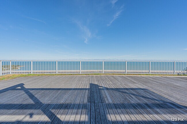 Building Photo - 3900 N Lake Shore Dr
