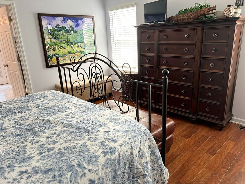 master bedrm - 1009 Crest Ridge Pl SW