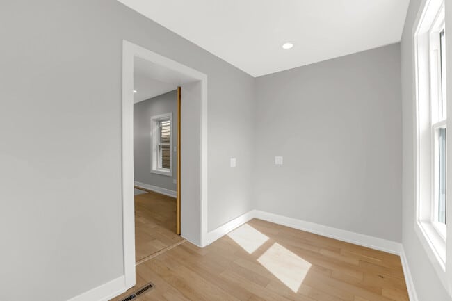 Building Photo - 4721 W Warwick Ave