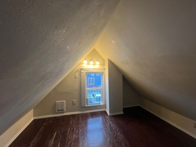 Building Photo - Prime Lakeway Location – Minutes to WWU, Whole Foods, I-5 & Downtown Bellingham