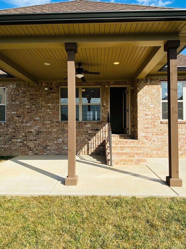 Building Photo - Luxury Home in Sango
