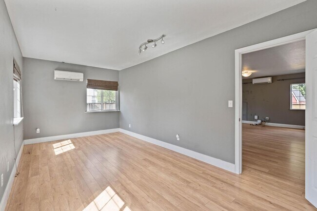 Building Photo - Unique, spacious 4-bdrm/3-bath Craftsman w/ lots of character. Bonus room, near Alberta District!