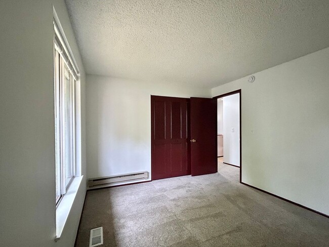 Building Photo - Bright and Open 3 Bed, 1 Bath House!