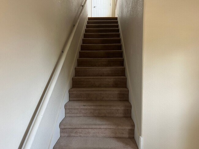 Building Photo - Fantastic 2 bedroom Condo Avail NOW