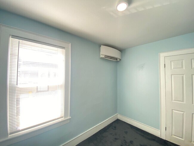 Building Photo - 9 Oak St