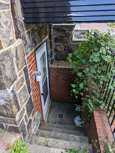 Building Photo - 101 E 33rd St