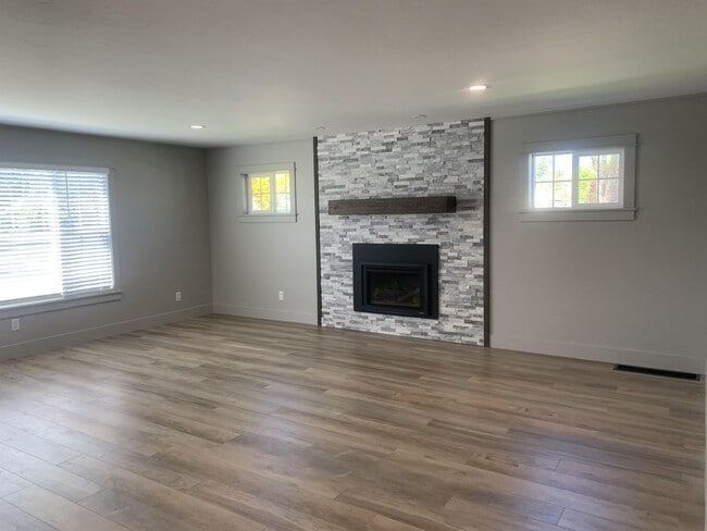 Building Photo - 639 NW Elm Ave