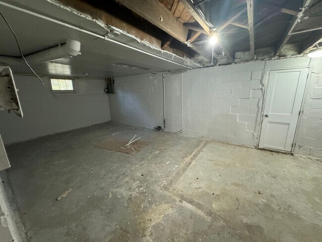 Building Photo - 5 Bedroom Rental in Moline