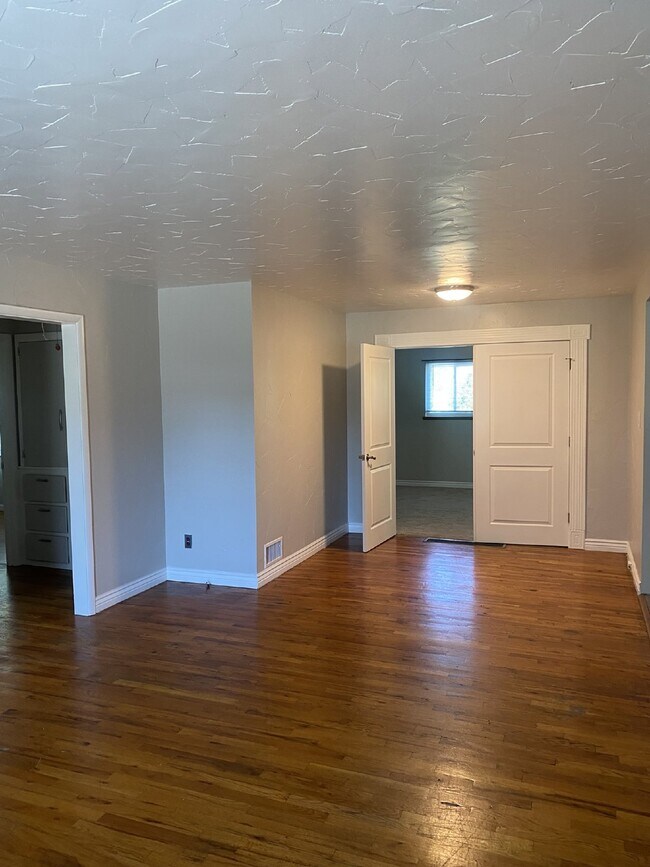 Building Photo - MOVE IN SPECIAL: Move in before November 2...