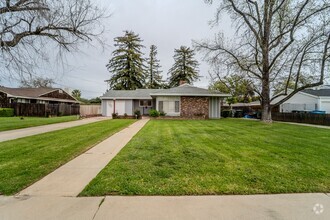 Building Photo - 3 Bedroom 2 Bath home with pool