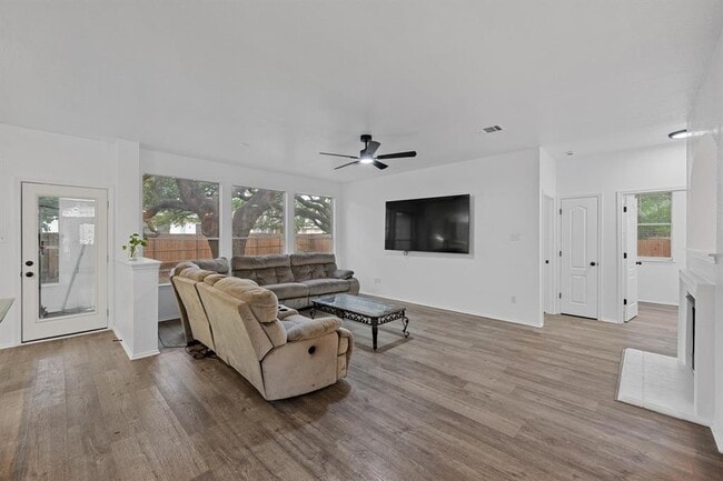 Building Photo - 4433 Chickasaw Ct