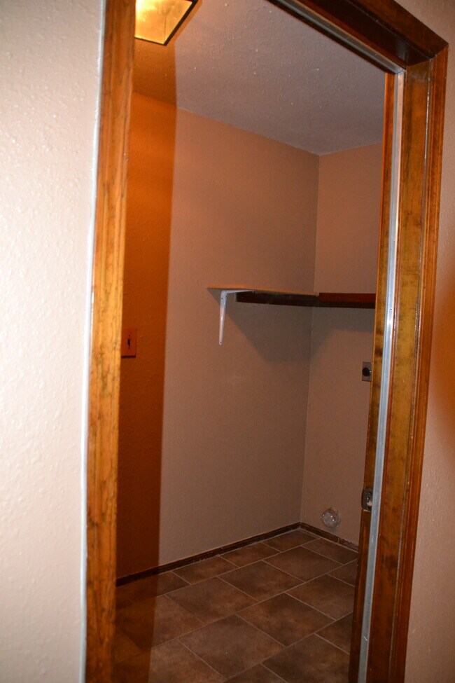 Building Photo - 614 Highland Ave