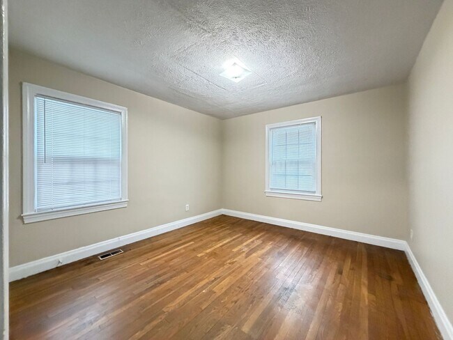 Building Photo - 3 bedroom charmer in Germantown