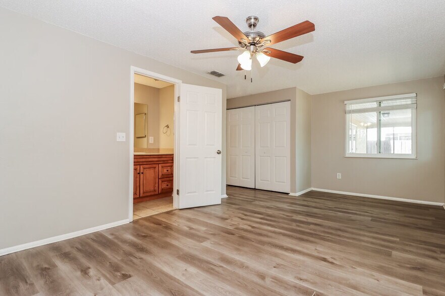 Building Photo - 633 Timber Bay Cir W