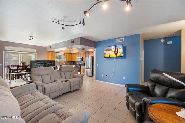 Building Photo - 3250 W Greenway Rd