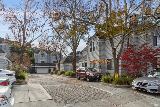 Building Photo - 93 Ashford Ave