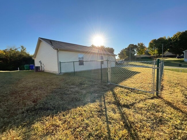 Building Photo - 3 bedroom/2 bath home