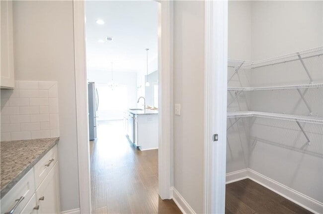 Building Photo - Spacious & Stylish 4BD Home with Loft in C...