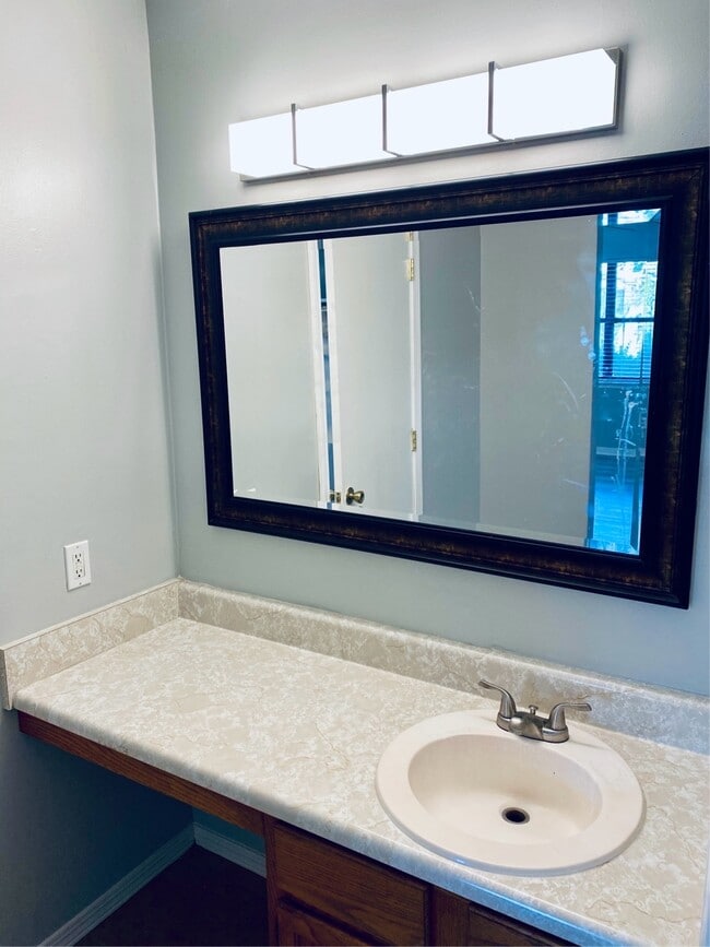 Building Photo - 200 Autumn Dr