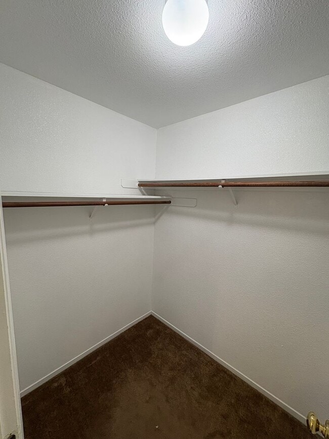 Building Photo - Charming home with Pool in Tulare Rent Ready!