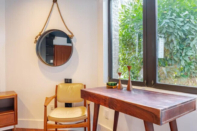 Building Photo - 2720 N Fillmore St